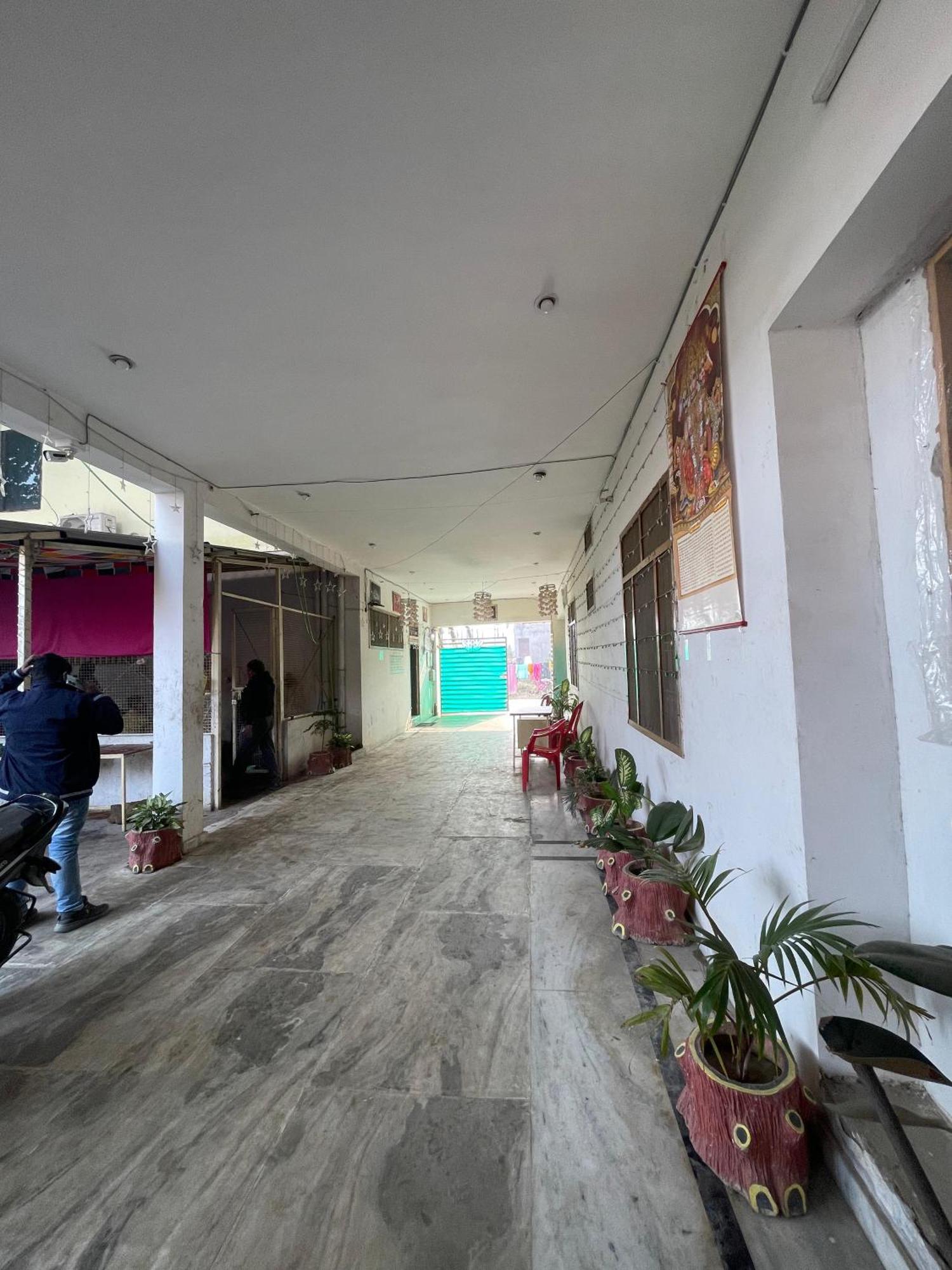 ホテル Shree Krishna Garden Jhusi エクステリア 写真